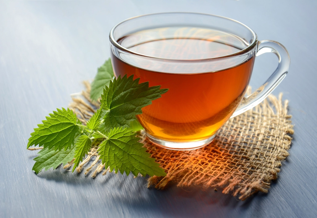 あたたかい琥珀色のお茶とハーブの葉