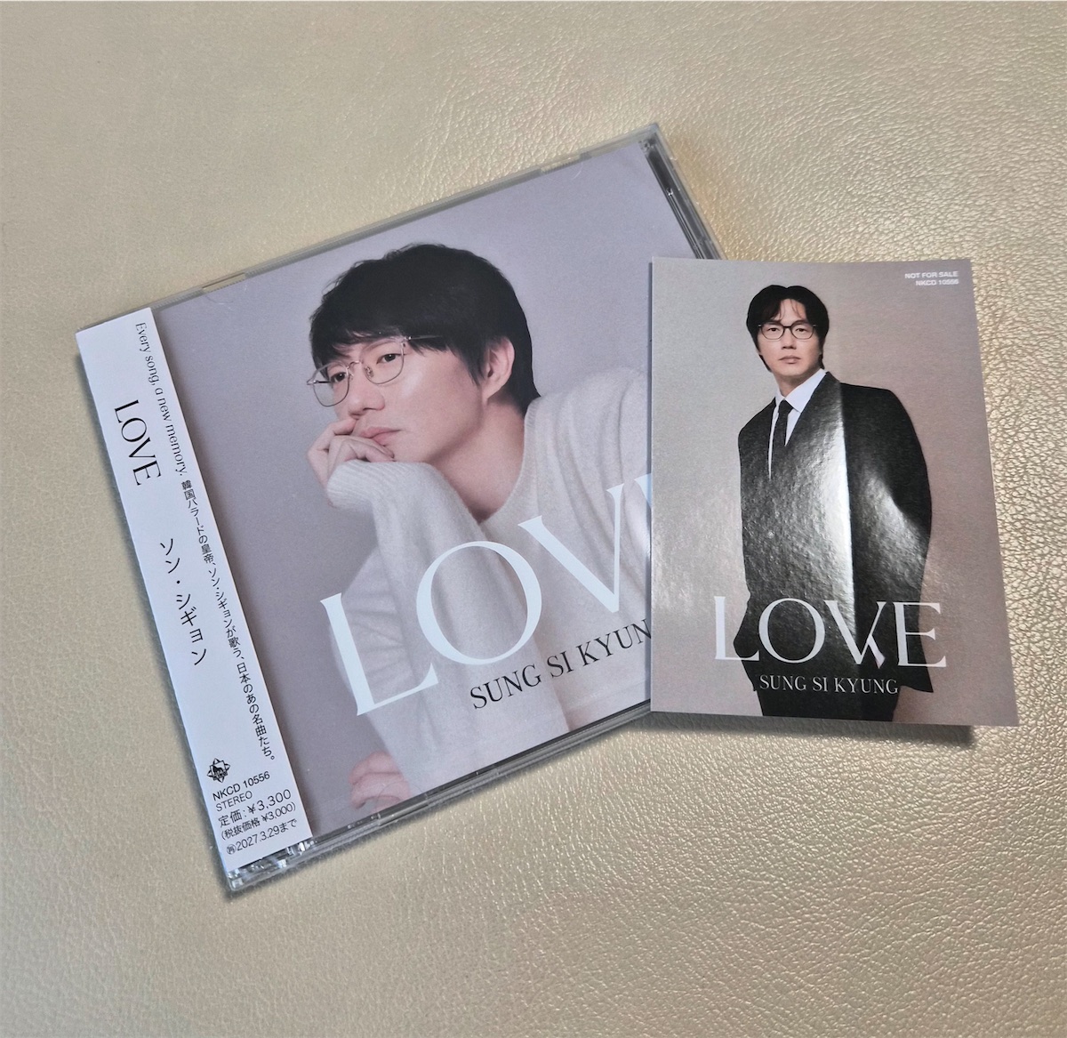 会場で購入したCD『LOVE』とステッカー